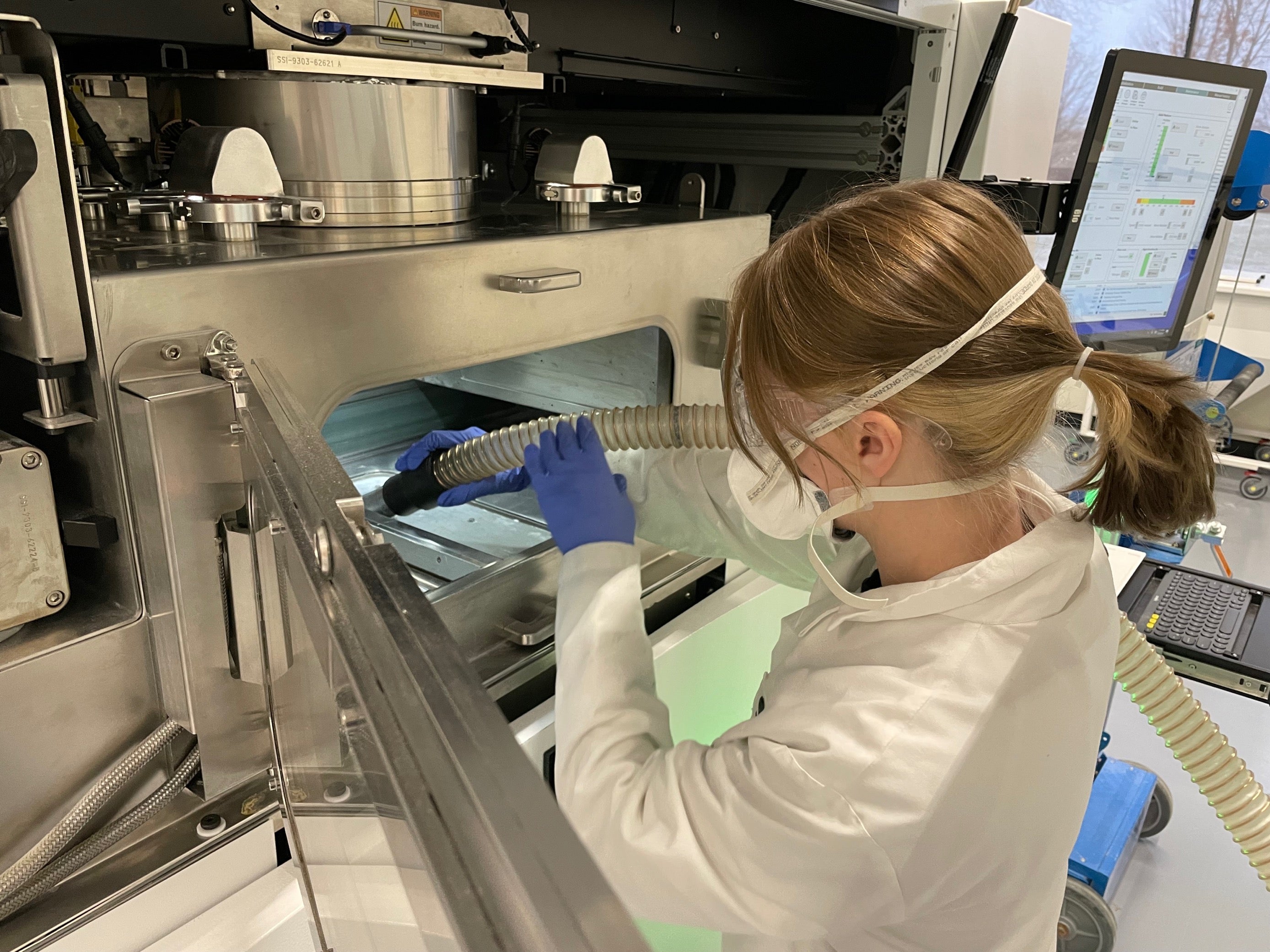 Femme travaillant avec une imprimante 3D.